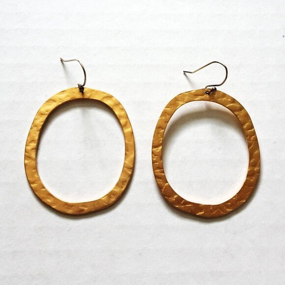 Vintage Artisan Large 2” Hammered Goldtone Oval Hoop Earrings Gypsy Pierced - Picture 3 of 5